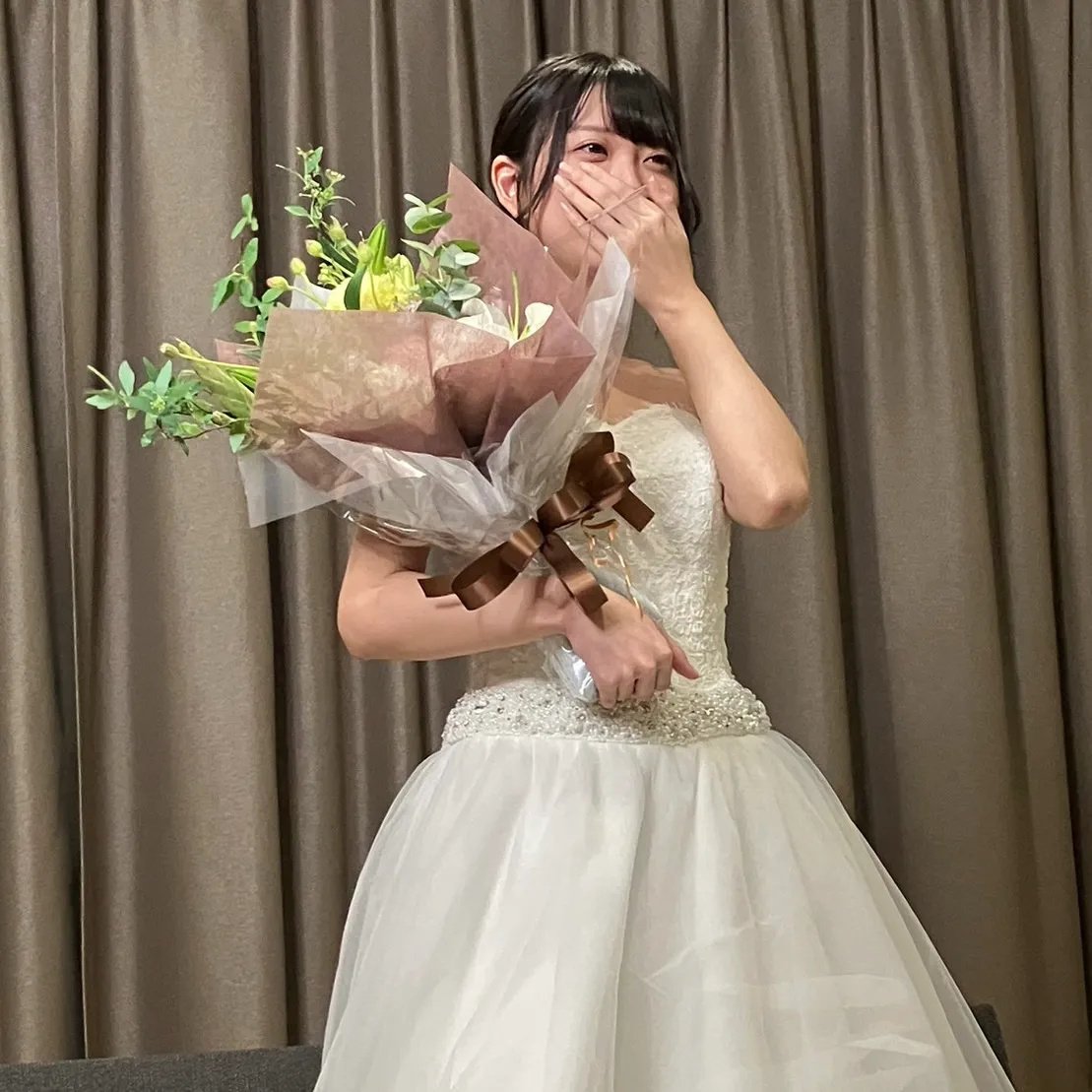 [终于开始贩卖]惠理佳泪下的毕业婚礼！在粉丝感谢祭的个人摄影会上挑战奖励！附有写真集的先行销售版！-cd1